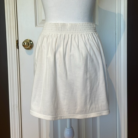 Hollister White Skirt With Elastic Waist & Pockets. Small - Picture 3 of 7